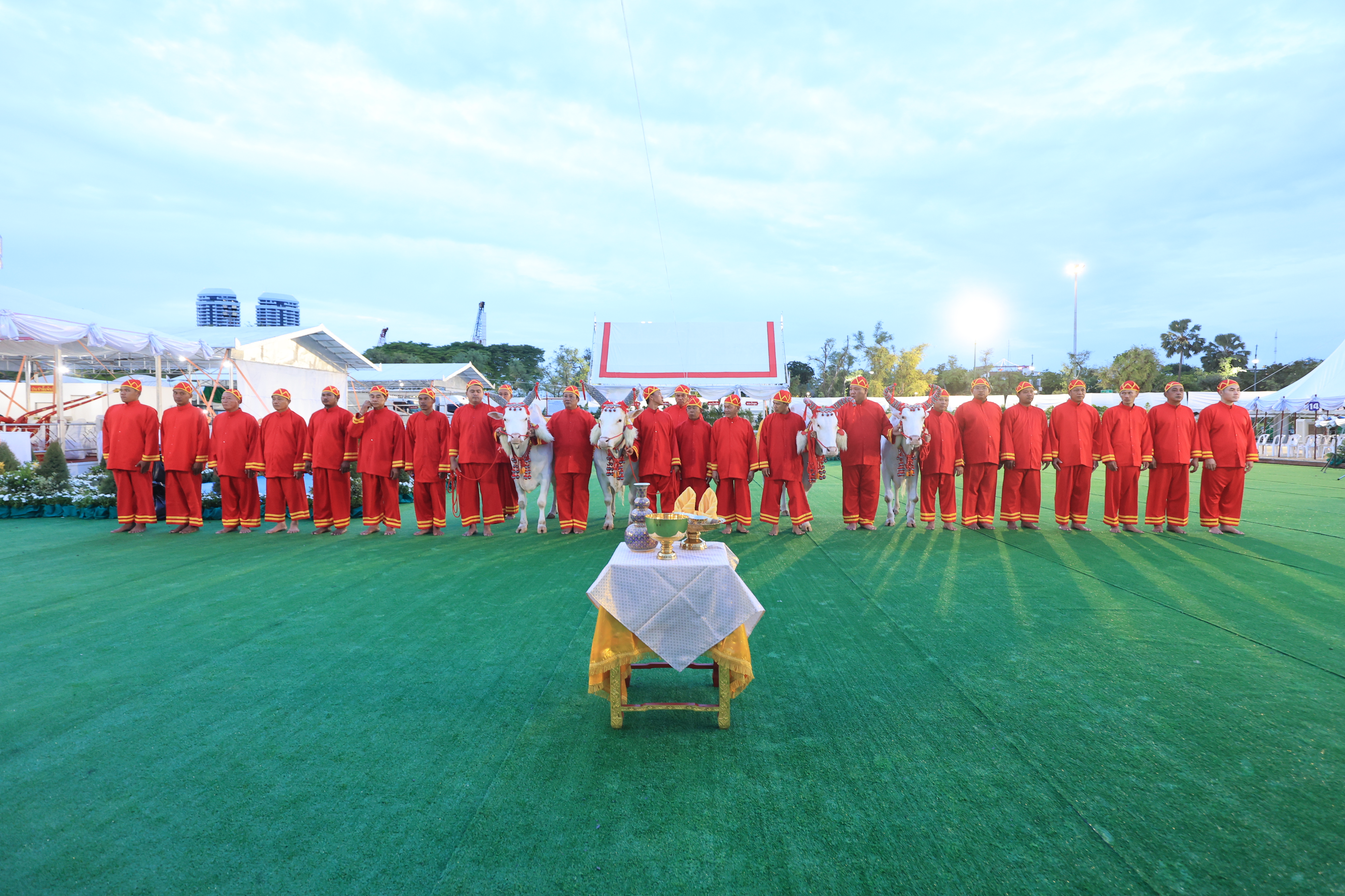 title - ปลัดเกษตรฯ ผู้ทำหน้าที่พระยาแรกนา พร้อมด้วยเทพีคู่หาบทองและเทพีคู่หาบเงิน ทำพิธีล้างมือพระยาแรกนา และเจิมหน้าพระโค